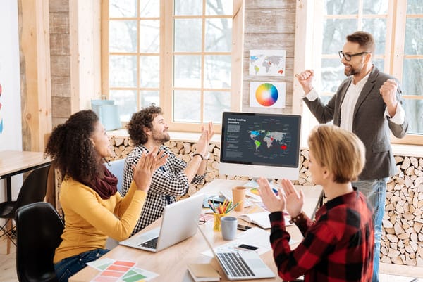 colleghi lavorano in team, una delle capacità comunicative più richieste dai recruiters