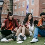 studenti interagiscono nel campus