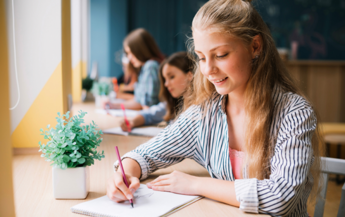 alunne svolgono un test in classe per il loro orientamento sul futuro