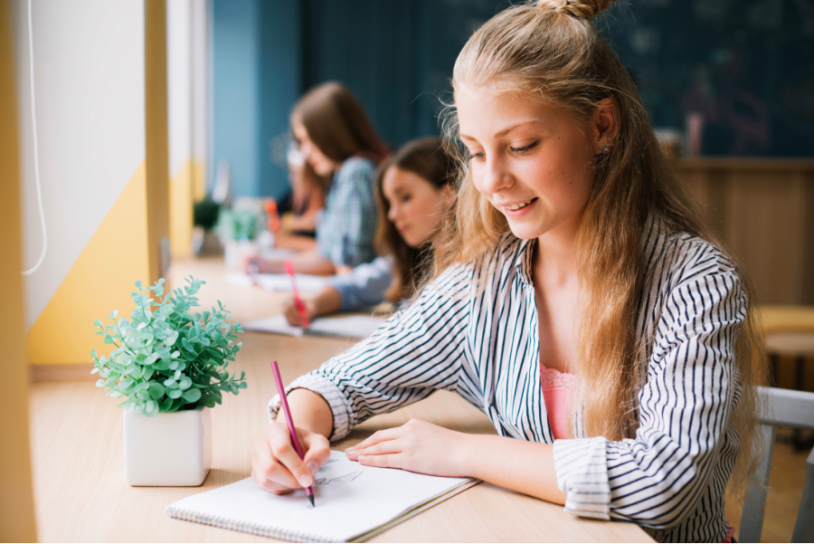 alunne svolgono un test in classe per il loro orientamento sul futuro