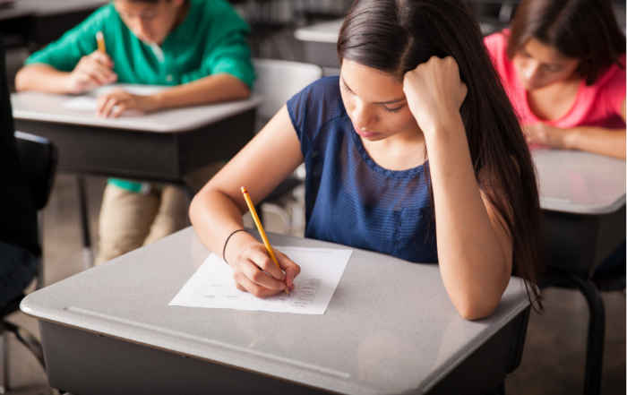 alunni svolgono test orientativo in classe