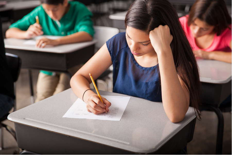 alunni svolgono test orientativo in classe