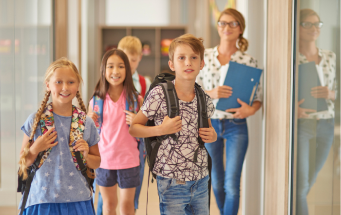 alunni entrano in classe il primo giorno di scuola