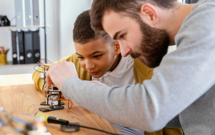 attività STEM svolta in classe tra docente e alunno