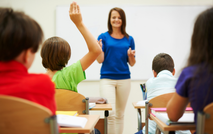 alunni fanno domande alla docente per comprendere in modo più chiaro la lezione