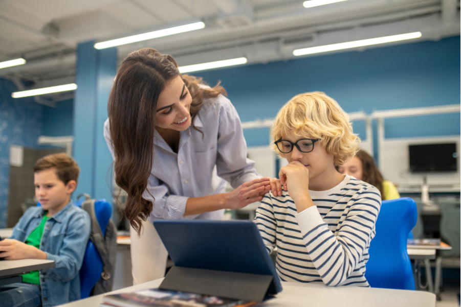 docente aiuta uno studente in classe per capire le sue preferenze per il futuro