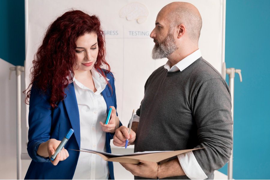 docenti osservano i test di orientamento svolti dai loro alunni