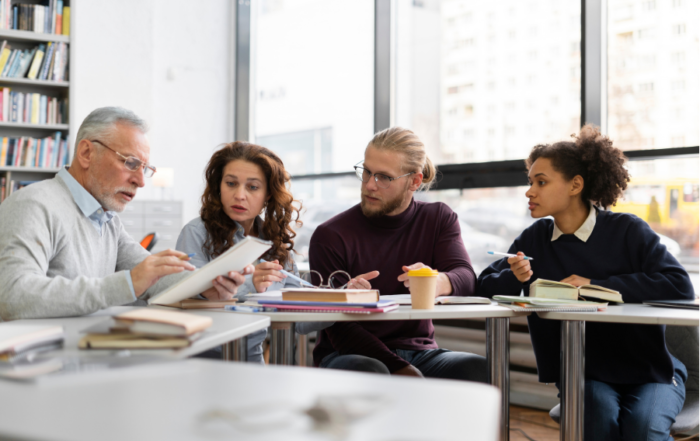 professori analizzano le diverse schede per l'orientamento delle loro classi
