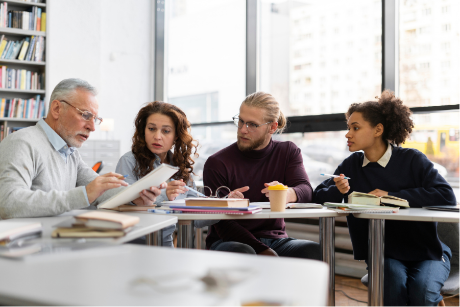 professori analizzano le diverse schede per l'orientamento delle loro classi